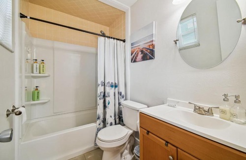 Spring Hill Casa | Home Near Weeki Wachee, King Bed, Huge Backyard