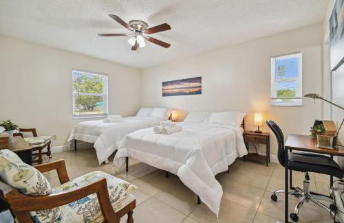 Spring Hill Casa | Home Near Weeki Wachee, King Bed, Huge Backyard