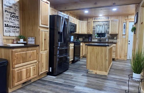 North East Otro | Home on 3 acres in the heart of wine country w/ gameroom. 5 min to Lake Erie.