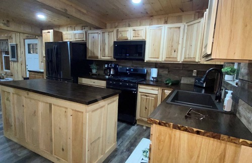 North East Otro | Home on 3 acres in the heart of wine country w/ gameroom. 5 min to Lake Erie.