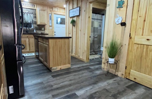 North East Otro | Home on 3 acres in the heart of wine country w/ gameroom. 5 min to Lake Erie.