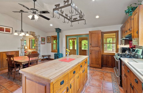 Ellison Bay Cabina | Home on 5 Acres in Ellison Bay- Near The Clearing Folk School!