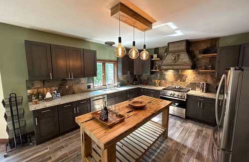 Wilkes-Barre Casa | Home on 6 Acres, Privacy Amazing-Hot Tub-Game Rm-Fire Pit-Sleeps 16