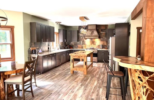 Wilkes-Barre Casa | Home on 6 Acres, Privacy Amazing-Hot Tub-Game Rm-Fire Pit-Sleeps 16