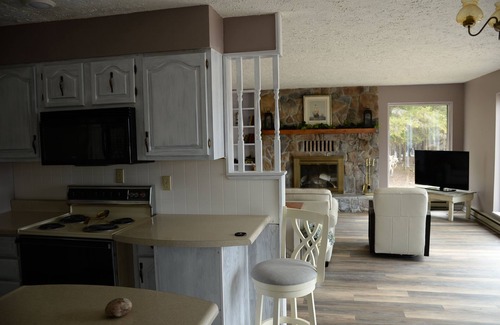 Hessel Casa | Casa recientemente remodelada en el lago Huron, a poca distancia del centro de Hessel
