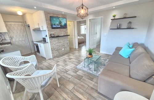 Ottery Apartamento | Home-on-Railway~A Lovely contemporary 2-bedroom apartment with WiFi in Cape Town