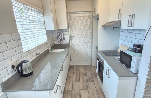 Ottery Apartamento | Home-on-Railway~A Lovely contemporary 2-bedroom apartment with WiFi in Cape Town