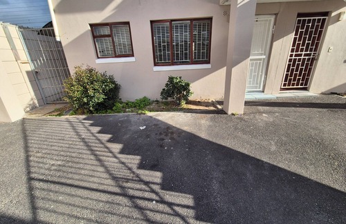 Ottery Apartamento | Home-on-Railway~A Lovely contemporary 2-bedroom apartment with WiFi in Cape Town