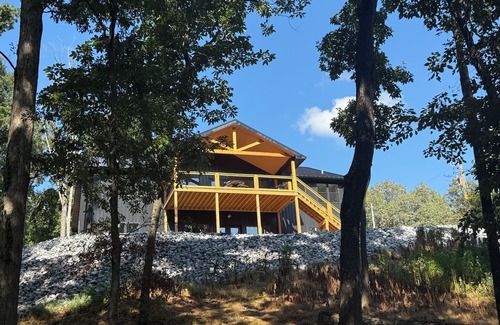 Cadiz Casa | “Home On The Hill"nnThis new vacation rental will not disappoint! Lake front!