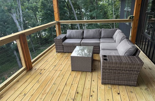 Cadiz Casa | “Home On The Hill"nnThis new vacation rental will not disappoint! Lake front!