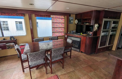 Robson Alquiler De Eote | Home ON THE WATER! This beautiful 6 bedroom home is perfect for making memories.