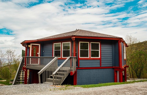 Seven Devils Casa | Home overlooking the mountains with a spacious deck, firepit, grill, W/D, & AC
