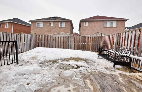 Brampton Casa | Home Sweet Home + Free Parking & WiFi
