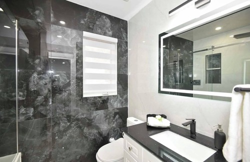 Brampton Casa | Home Sweet Home + Free Parking & WiFi