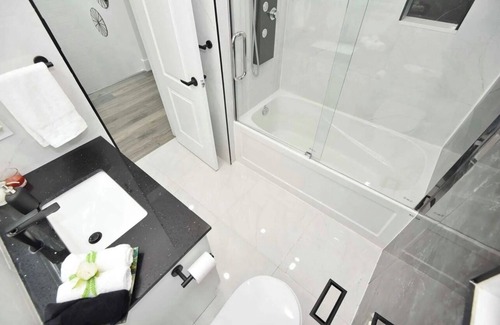 Brampton Casa | Home Sweet Home + Free Parking & WiFi