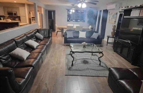 Sunrise Manor Casa | Home Sweet Home / Pool and Jacuzzi Available