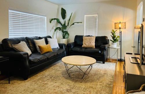 South Boise Village Casa | Home Sweet Idahome, feels like home with all the decor you wish you could afford King bed in master, fully fenced dog friendly yard, a few blocks from BSU and downtown Boise, Your perfect stay!