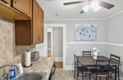 Rochester Apartamento | Home Theater Suite in Park Ave Neighborhood