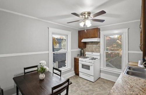 Rochester Apartamento | Home Theater Suite in Park Ave Neighborhood