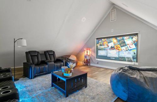 Rochester Apartamento | Home Theater Suite in Park Ave Neighborhood