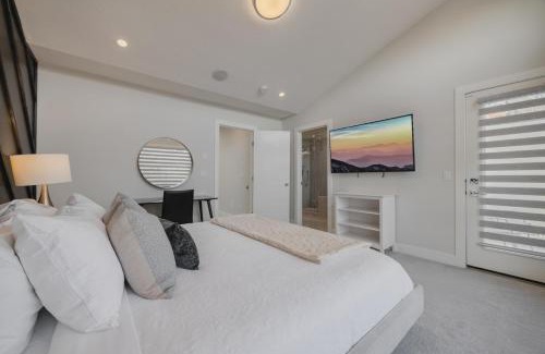 Richmond Casa | Home Theater with AC, Dual Master Suites, BBQ