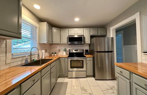 Shell Point Casa | Home Under The Oaks - 3 bedroom - 2 bath - 2 Miles to Parris Island!