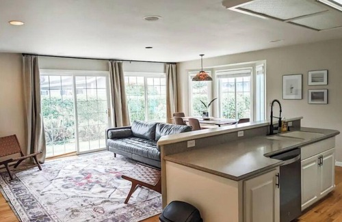 Brookings Casa | Home w/ Beach Access & King Bed