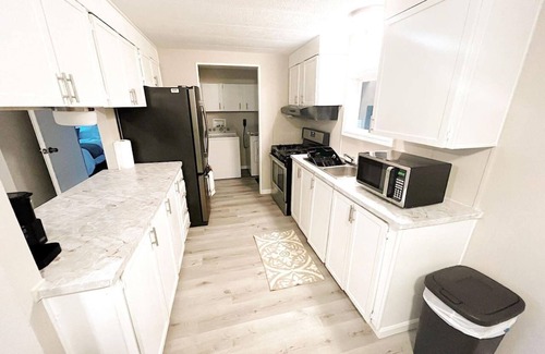 Leo-Cedarville Casa | Home w/Master King Suite And Garage