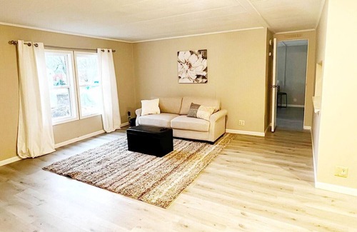 Leo-Cedarville Casa | Home w/Master King Suite And Garage