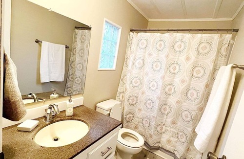 Leo-Cedarville Casa | Home w/Master King Suite And Garage