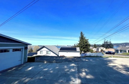 North Bend Casa | Home with arcade, 10 minutes to the dunes, 15 minutes to the beach