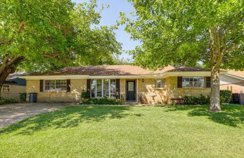 Euless Casa | Home with Backyard Oasis Less Than 7 Mi to ATandT Stadium!