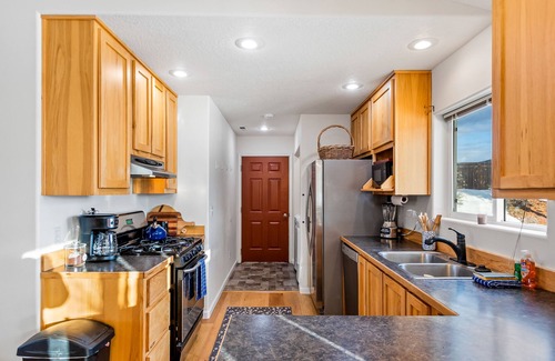Sagle Casa | Home with free WiFi, washer/dryer & enclosed yard - close to hiking and biking