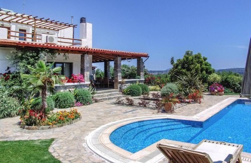 Pemonia Casa | Casa con jardín y piscina para todos