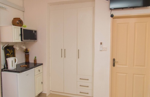 Gaborone Casa | Home with Lovely Private Ensuite Rooms (4adults) Swimming Pool 5mins to Airport