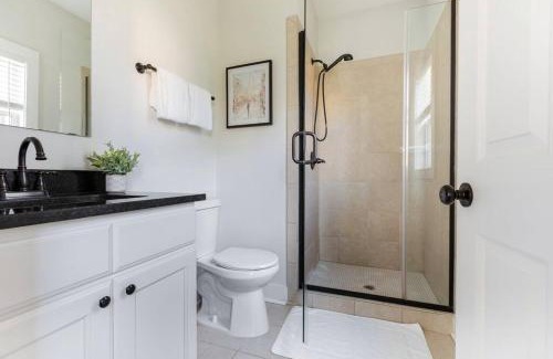 Downtown Casa | Home with Private Backyard 3 mins to Downtown Raleigh!