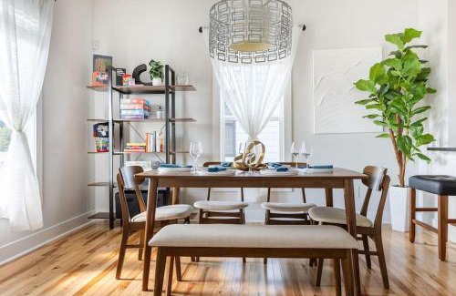 Downtown Casa | Home with Private Backyard 3 mins to Downtown Raleigh!