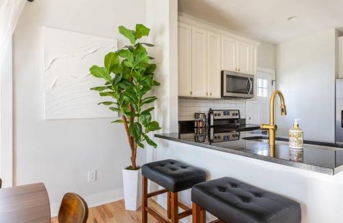 Downtown Casa | Home with Private Backyard 3 mins to Downtown Raleigh!