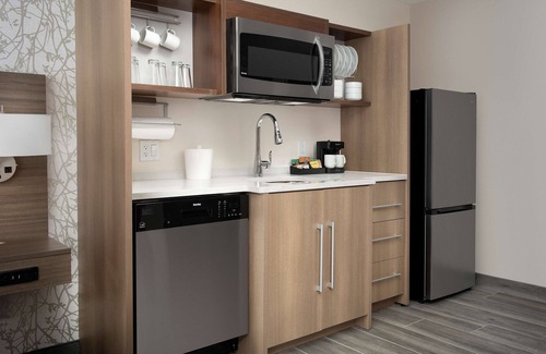 Ludlam Hotel | Home2 Suites by Hilton Miami Airport South Blue Lagoon