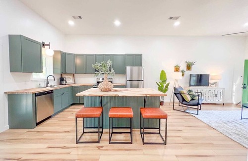 Mountain View Apartamento | Homebase~ A Modern Apt w/ No Extra Cleaning Fee