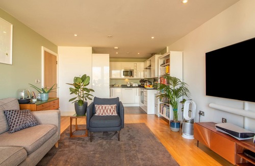 Highbury West Apartamento | Homely 2 bed 2 bath central apartment w balcony (-5% week & -30% month August)