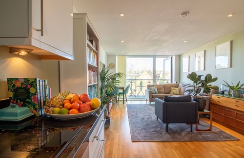 Highbury West Apartamento | Homely 2 bed 2 bath central apartment w balcony (-5% week & -30% month August)