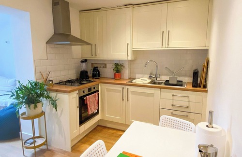 Kilburn Apartamento | Homely 2BD Flat w/Private Patio — Near Maida Vale!