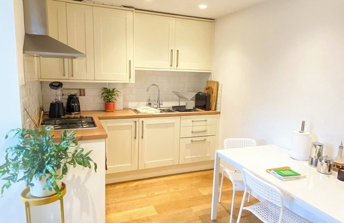 Kilburn Apartamento | Homely 2BD Flat w/Private Patio — Near Maida Vale!