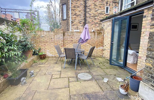 Kilburn Apartamento | Homely 2BD Flat w/Private Patio — Near Maida Vale!