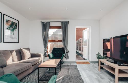 Tipton Apartamento | HOMELY 3BD TOWNHOUSE w 2WCs 15MINS TO BHAM &WOLV