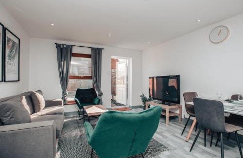 Tipton Apartamento | HOMELY 3BD TOWNHOUSE w 2WCs 15MINS TO BHAM &WOLV