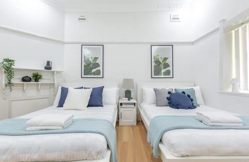 Eastwood Casa | Homely 4 Bdrms House in Eastwood Sleeps 11