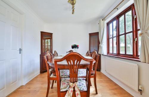 Trowbridge Casa | Homely 5 Bed House - 15 Mins to Cardiff City