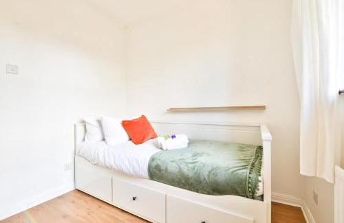 Trowbridge Casa | Homely 5 Bed House - 15 Mins to Cardiff City